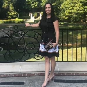 Hi I am Karen! Welcome to my closet!